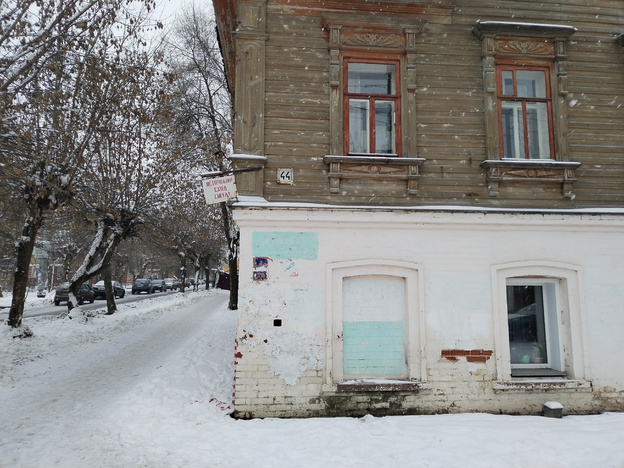 Дырявый старый дом. Кировчане восемь лет ждут переселения из аварийного дома на Орловской