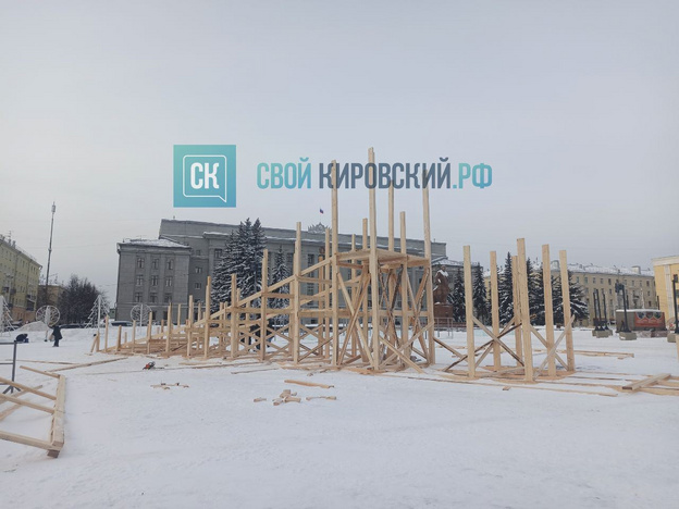 Установку новогодней ели на Театральной площади планируют завершить сегодня