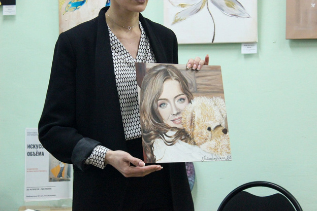 «Простота с изюминкой»: в Кирове открылась выставка интерьерных картин художницы Юлии Холстининой