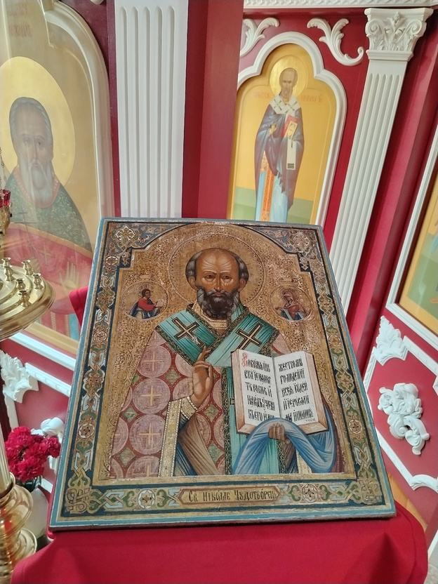 У ворот одного из храмов Кирова нашли старинную икону
