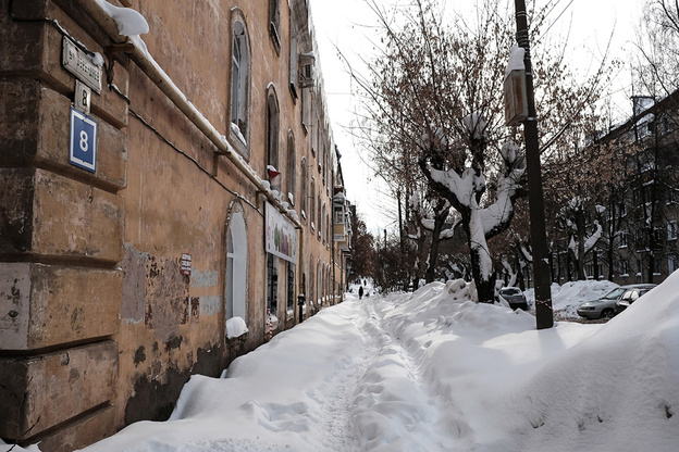 Почему в Кирове снег не вывозят, а складируют в гигантские сугробы?
