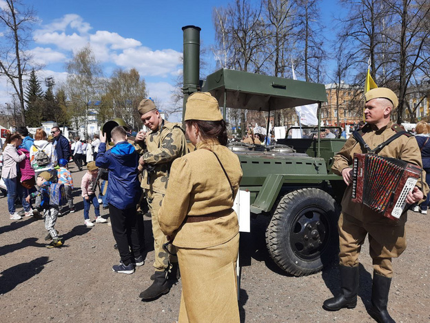 В Кирове в честь Дня Победы у Спасского собора организовали ярмарку