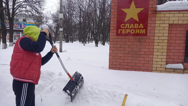 Волонтёры из Яранска почистили снежные заносы вокруг памятников героям ВОВ