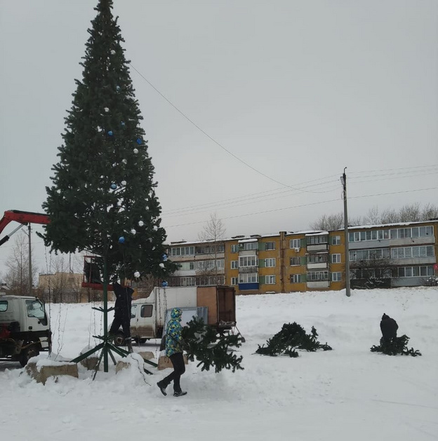 В Ленинском районе Кирова демонтируют новогодние украшения