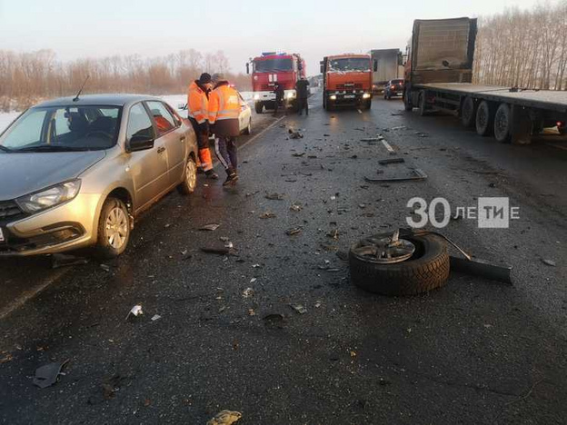 В Татарстане из-за лопнувшего колеса кировчанка врезалась в автовоз