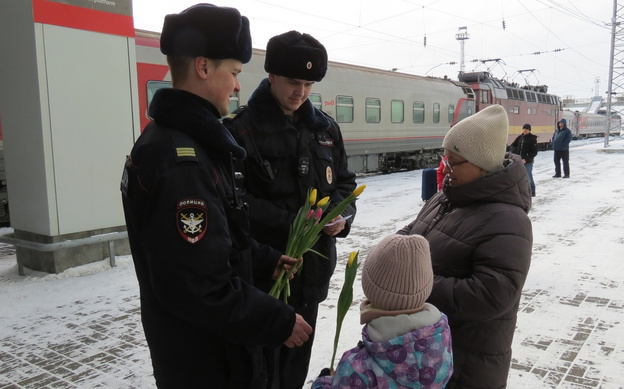 Кировские полицейские поздравили женщин с 8 Марта на железнодорожном вокзале