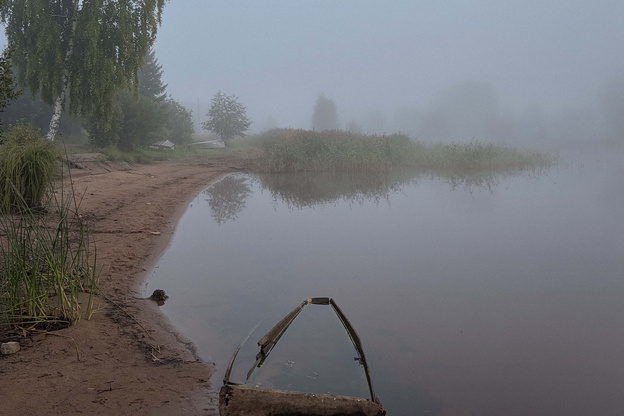 Туманное утро на берегу Белохолуницкого пруда. Фото