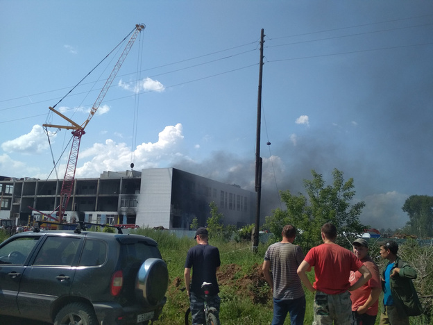 В Зуевке загорелось строящееся здание школы