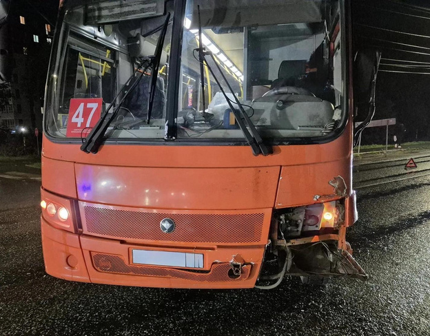 В Кирове за час столкнулись два автобуса с легковушками