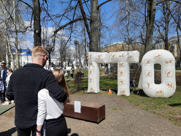 В Кирове в честь Дня Победы у Спасского собора организовали ярмарку