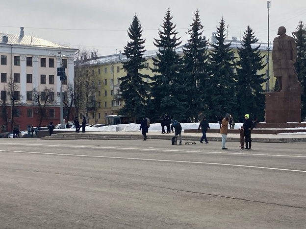 В Кирове на Театральной площади заметили скопление сотрудников правопорядка