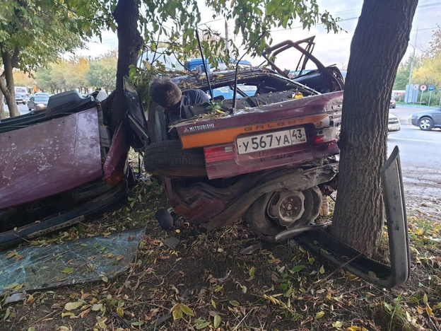 В Кирове водитель «Мицубиси Галант» влетел в дерево: автомобиль разорвало пополам