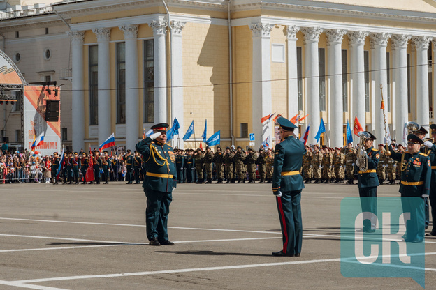 Торжественный парад на Театральной площади 9 мая. Фоторепортаж