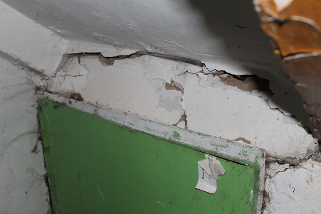 Кировчанка провалилась в дыру в квартире, оставленную УК после ремонта