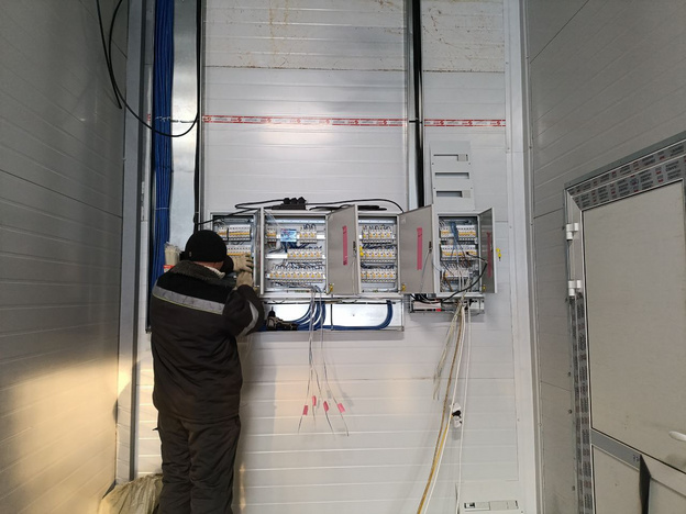 В Вятских Полянах продолжается монтаж модульного бассейна