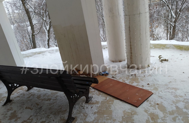 В Александровском саду неизвестные сломали пианино