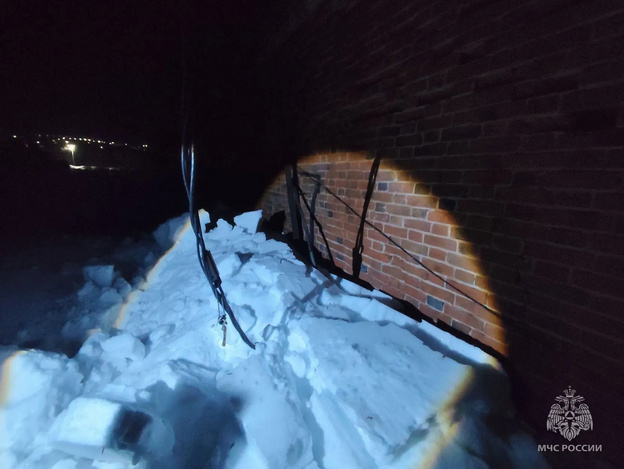 В Нолинске снег на крыше едва не спалил аптеку