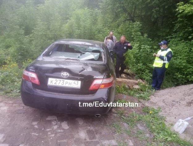 В Вятских Полянах толпа забросала автомобиль камнями