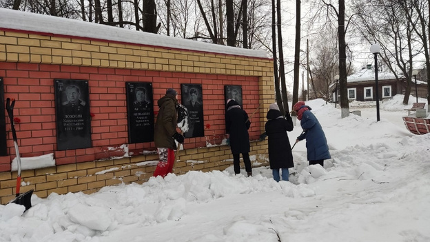 Волонтёры из Яранска почистили снежные заносы вокруг памятников героям ВОВ