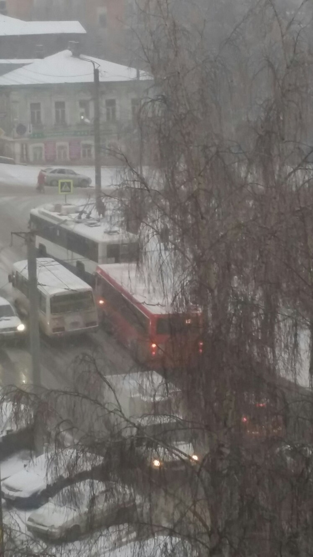 Застрявшие троллейбусы и коллапс на дорогах: последствия ледяного дождя и снегопада в Кирове