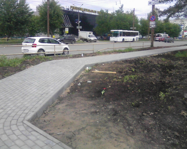 Возле скандального спорткомплекса на Воровского, 102а построили новый тротуар