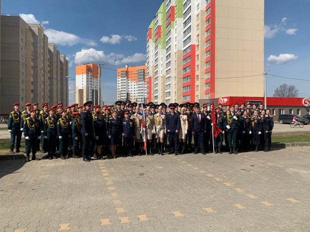 Кадеты и волонтёры провели мини-парады у домов кировских ветеранов