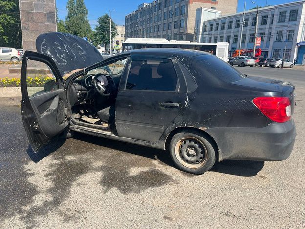 На улице Лепсе бесправник с признаками опьянения въехал в бордюр