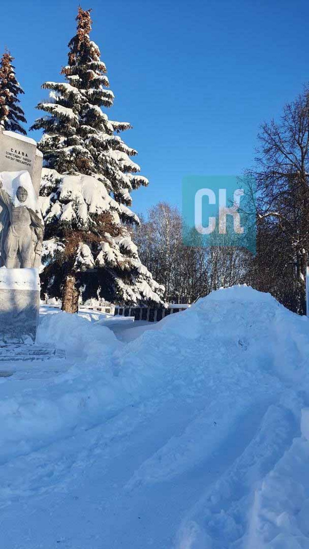 Знаменитые нолинские сугробы. Фоторепортаж из заснеженного города