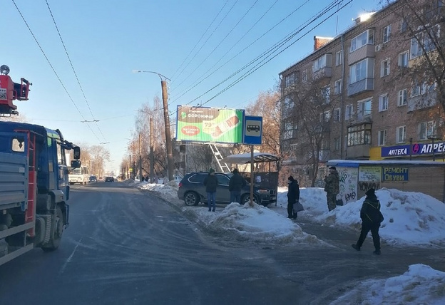 В Кирове иномарка въехала в остановку и скрылась с места ДТП