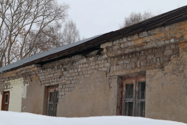 В Кирове жители двухквартирного дома боятся обрушения крыши