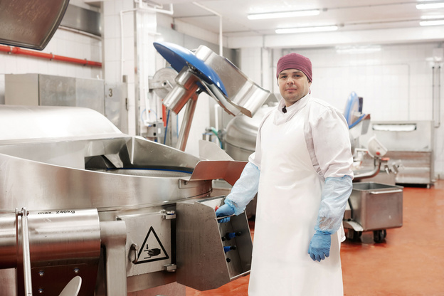 Технологии, опыт и вкус: кто и как делает фарш для колбасы на «Кировском мясокомбинате»