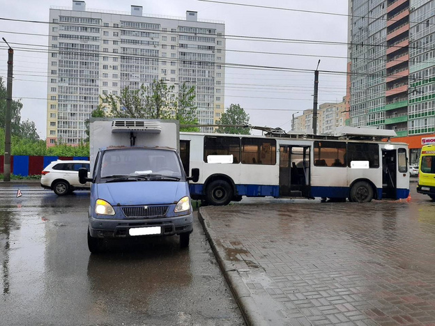 В Кирове грузовая «Газель» врезалась в троллейбус. Фото