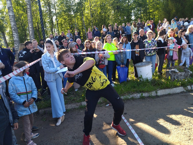 В Котельниче прошёл традиционный чемпионат по метанию телефонов