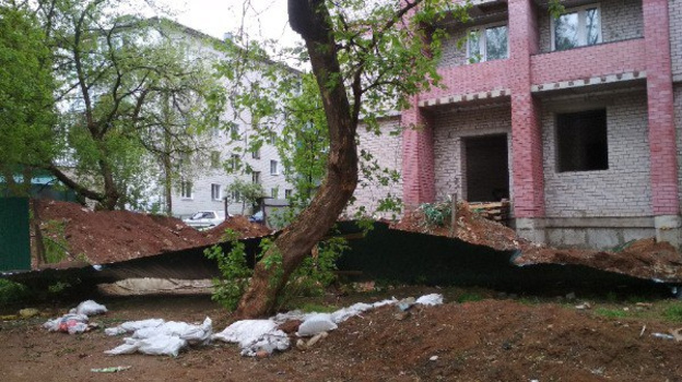Последствия сильной грозы в Кирове: поваленные деревья, оборванные провода, упавшие металлоконструкции