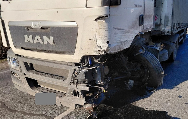 В Кирово-Чепецком районе ВАЗ столкнулся с грузовиком и перевернулся: пострадал водитель