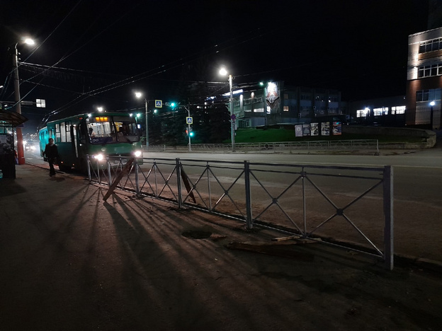 У перекрёстка Ленина и Преображенской в Кирове установили ещё заборы. Теперь с новым дизайном