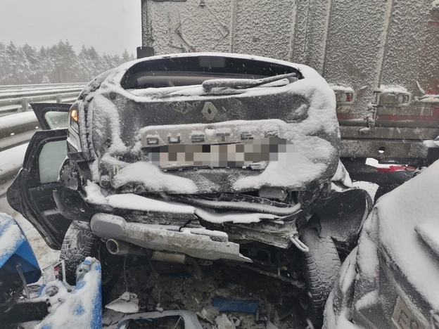 В Новгородской области из-за гололёда столкнулись 25 машин. Один человек погиб
