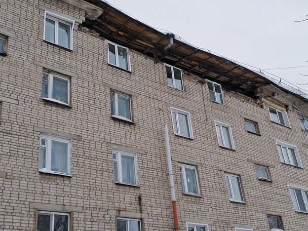 В Яранске прокуратура проверяет обрушение фасада и крыши многоквартирного дома