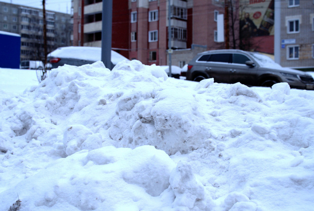 «Полигоны не справляются». Подрядчики ищут способы вывезти снег с улиц Кирова