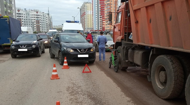 В Кировской области под колёса автомобилей попали двое детей