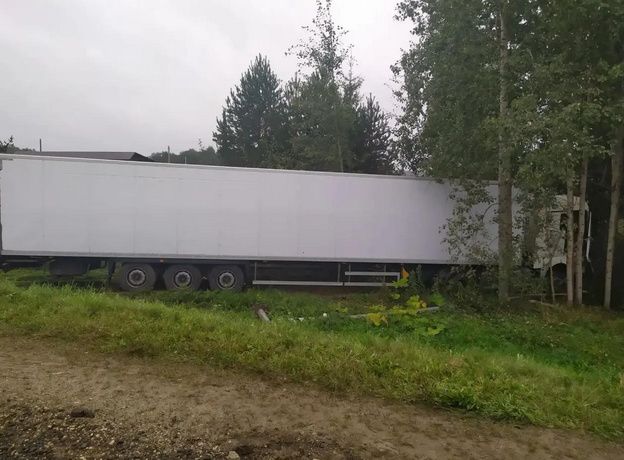 В Котельничском районе грузовик съехал с дороги и врезался в дерево