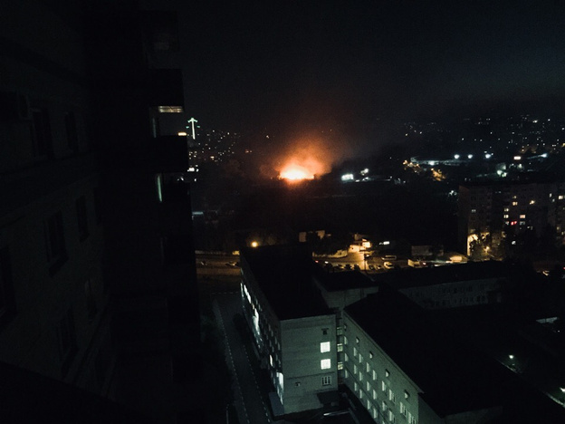 Кировские пожарные несколько часов пытались потушить крупное возгорание