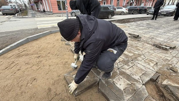 На Московской в Кирове выравнивают бордюры и чинят брусчатку