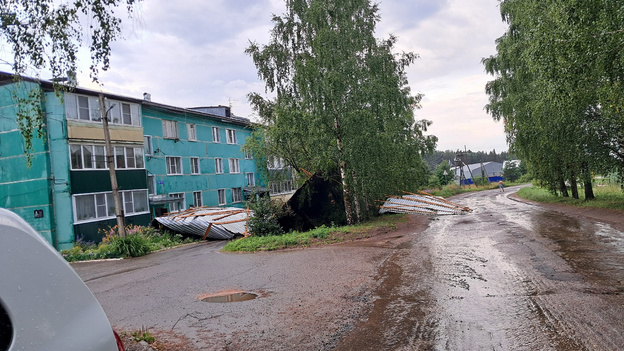 В Шутовщине ураган сорвал крышу с трёхэтажного дома