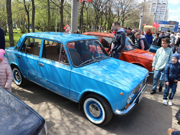 На площади Конева устроили выставку военных автомобилей