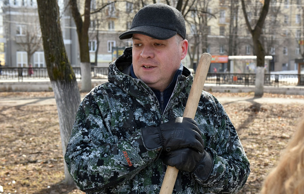 Илья Шульгин прибрался в сквере на Театральной площади