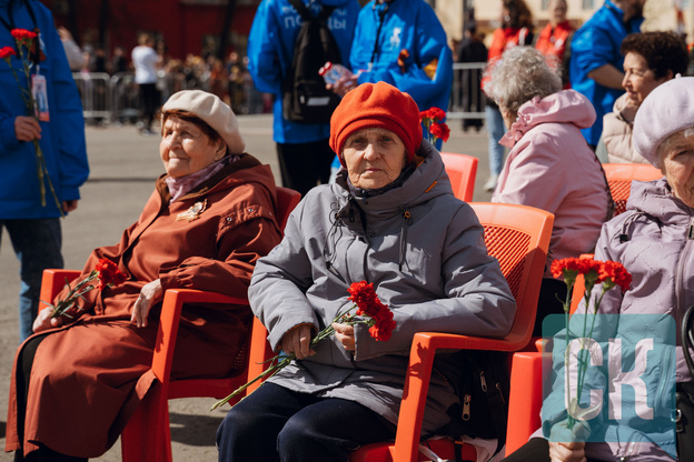 Торжественный парад на Театральной площади 9 мая. Фоторепортаж
