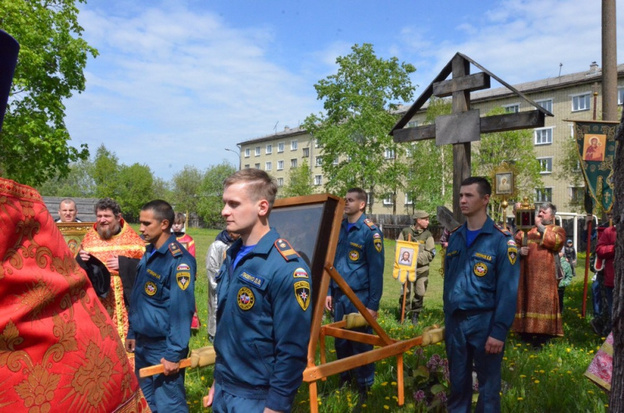 Спасатели сходили в крестный ход в защиту Слободского от пожаров