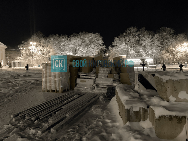 На Театральной площади устанавливают новогоднюю ёлку. Фото