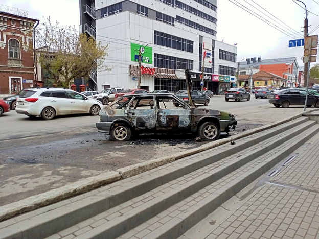 Около ТЦ «Крым» в Кирове сгорел автомобиль. В МЧС рассказали подробности случившегося